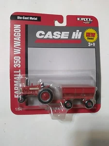 Ertl Case IH Farmall 350 mit Wagen, Maßstab 1:64, Die-Cast, 14358, Britains - Bild 1 von 7