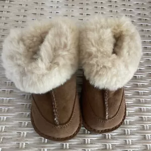 UGG Australia S/N 5206 Kleinkind hellbraun Wildleder Lammfell Stiefel Booties Größe Small S - Bild 1 von 7