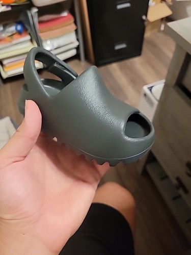 Adidas Yeezy Slide onice per bambini taglia 7K AUTENTICO nuovo di zecca e in scatola