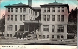 VERMILLION, SOUTH DAKOTA - WALDORF HOTEL - HORSE-DRAWN - OLD POSTCARD - Picture 1 of 2