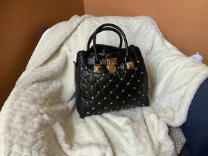 Bolso Michael Kors de cuero acolchado negro - Imagen 1 de 12