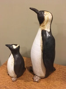 Dan and Lee Ross ceramic sculptured penquins , adult with baby, very nice, Rare - Picture 1 of 14