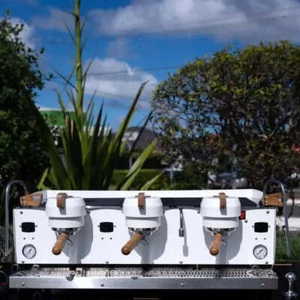 Brand New Synesso S300 White With Walnut Timber Kit Coffee Machine - Bild 1 von 10