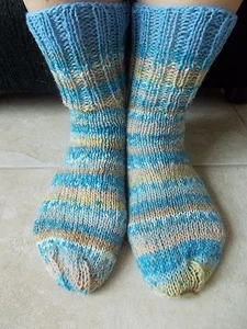 Calze in misto lana lavorate a mano, sfumato azzurro/beige/grigio con rifiniture blu - Foto 1 di 4