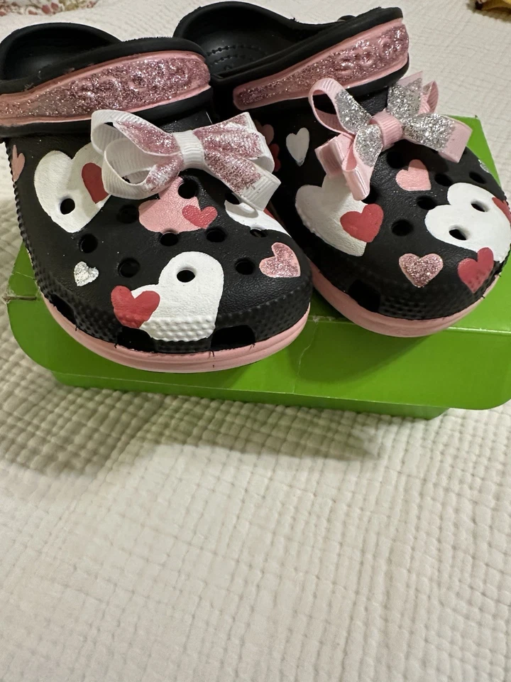 NUEVO ⭐️⭐️ CROCS Sandalias Niñas Pequeñas Negras y Rosa con Corazones Brillo Lazos 9C Foto 1 de 4