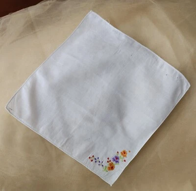 Pañuelo vintage marfil con flores y cogollos en una esquina amarillo rojo Foto 1 de 2