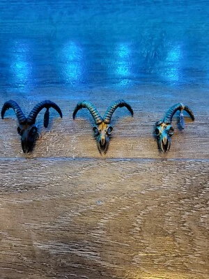 Warhammer 40k Calavera de Vaca ORK Brocas 3 (Una Pintada, Una Para Terreno, Una Sin Pintar) Foto 1 de 4