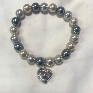 Avon Sweet Pearlesque Stretch Bracelet with Heart Charm 2011 NIB Fashion Jewelry - Picture 1 of 9