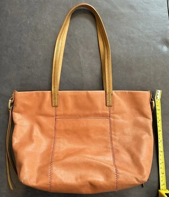 Usado en Excelente Condición Hobo Bolso de Hombro Internacional Naranja Cuero Suave Bolsillos Cremalleras Foto 1 de 4