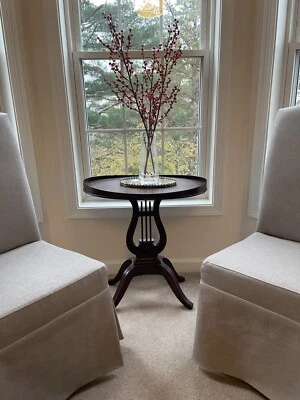 Mesa auxiliar ovalada con base de arpa de lira MERSMAN vintage/mediados de siglo Foto 1 de 3