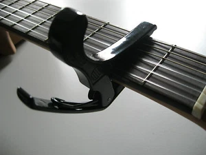 KAPODASTER-CAPODASTER UNIVERSAL KONZERT GITARRE ELEKTRO MODELL CA4 +3 PIK GRATIS - Bild 1 von 6