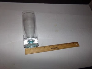 BLASSBLAUES HOHES CRACKLE GLAS MIT BLASE IM BODEN - Bild 1 von 4