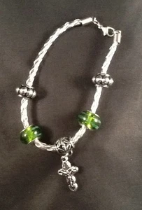 Bracciale in pelle Plus One Collection con perle verdi e crocifisso Gesù Cristo - Foto 1 di 7