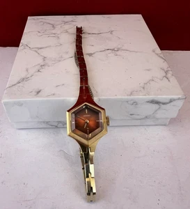 VINTAGE SEIKO MECHANISCHE DAMENUHR ZUM AUFZIEHEN GOLDFARBEN SECHSECK ROTES ZIFFERBLATT - Bild 1 von 7