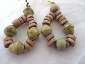 Schleife Baumeln 2,5" Ohrringe Hellgrün Mix Papierperlen & Holzperlen Silberdrähte - Bild 1 von 2