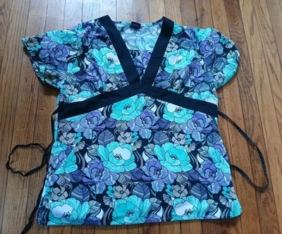 Med Gear - Blusa esfoliante médica feminina uniforme padrão floral. Tamanho pequeno  - Imagem 1 de 4