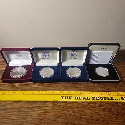 Lote de cuatro dólares de plata American Eagle (1990, 1991, 1993, 2004) Foto 1 de 4