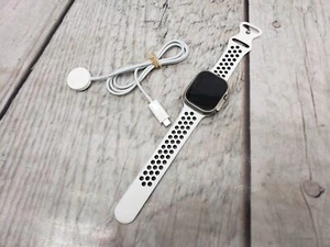 Apple Watch Ultra (GPS + Cellular), 49mm, Titanium and Ceramic - Photo 1 sur 5