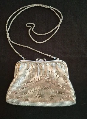 Cartera de malla plateada Bolso de noche Bolso sin asas de metal Bolso de mano de colección Foto 1 de 4