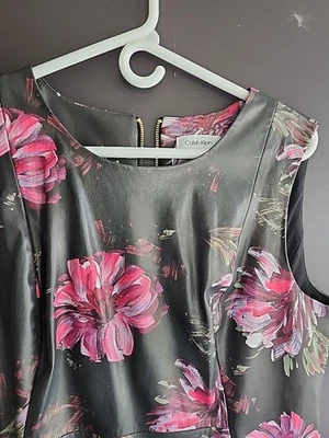 Vestido ceñido al cuerpo de cuero sin mangas con estampado floral para mujer talla grande Foto 1 de 4