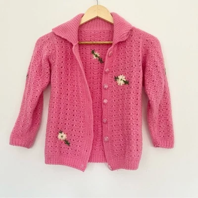 Suéter tejido con cable rosa hecho a mano con botones florales bordados flores niñas talla M Foto 1 de 4