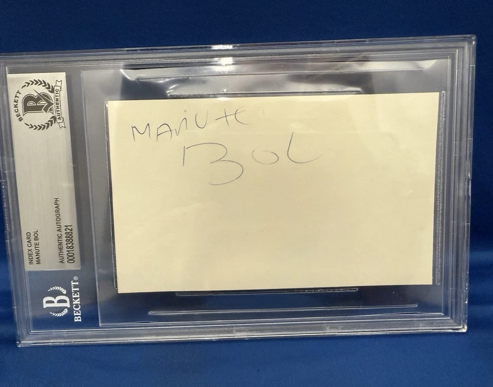 MANUTE BOL AUTOGRAPHED SIGNED 3x5 INDEX CARD 76ERS BULLETS WARRIORS HEAT BECKETT - Image 1 of 1