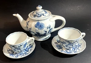 DANUBIO BLU / CIPOLLA BLU: TEIERA 5 OZ PIÙ 2 SET DI TAZZE E PIATTINI. - BELLO - Foto 1 di 7