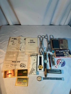 Lote de cajones de chatarra de colección mezcla aleatoria artículos extraños hallazgos relojes joyería chucherías prendedores Foto 1 de 4