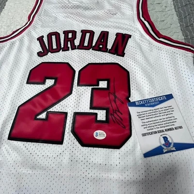 Camiseta deportiva firmada por Michael Jordan Chicago Bulls NBA #23 - CERTIFICADO DE AUTENTICIDAD Beckett Foto 1 de 4