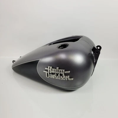 原始设备制造商 2017 Harley-Davidson Dyna Street Bob 木炭和黑色牛仔油箱-Blem — 第 1/4 张图片