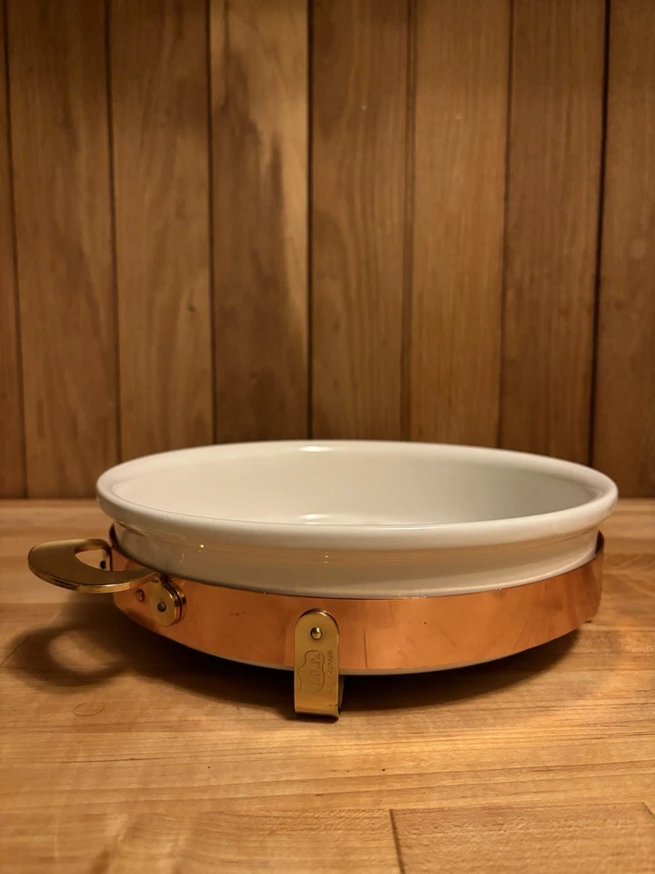 Plato para hornear redondo holandés antiguo holandés de cobre y cerámica con detalles de latón nuevo en caja Foto 1 de 4