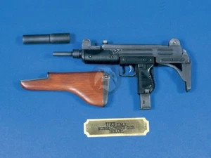 Verlinden 1/4 Uzi IMI (MP-2) Submachine Gun with Wooden Stock & Suppressor 2558 - Picture 1 of 1