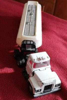 Corgi major toys, truck con autocisterna. Condizioni discrete come da foto.  - Immagine 1 di 4