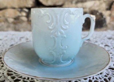 Antiguo juego de tazas y platillos Demitasse de porcelana azul y blanco con adornos dorados Foto 1 de 4
