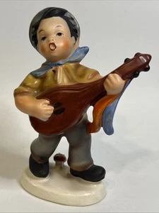 "Estatuilla de niño con guitarra de colección marca Cortendorf de Alemania Occidental 4,75"" de alto cerámica" - Imagen 1 de 8