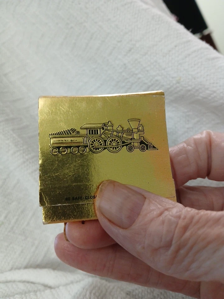 Libro de cerillas de ahorros y préstamos de ferrocarril sin imprimir de colección tren en relieve dorado, más grande Foto 1 de 4