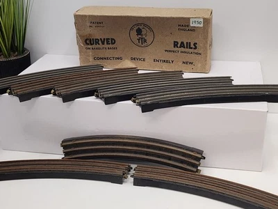 Trix Twin OO Gauge Railway Curved Rails x 8 with Box. 410/1.Will need a clean up - Image 1 of 4