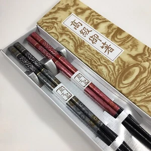 2 Pairs Japanese Wooden Chopsticks Set Lacquered Red Black Floral Made in Japan - Picture 1 of 4