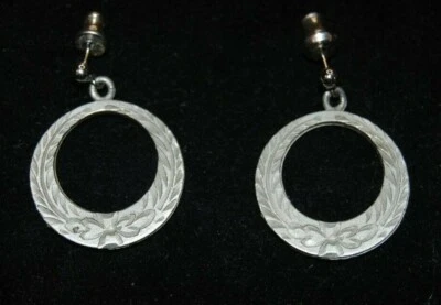 Pendientes colgantes de peltre con estampado de laurel 3/4" Foto 1 de 2