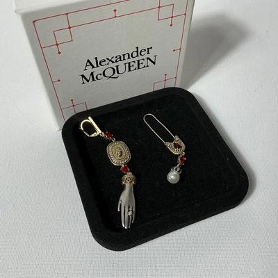 Pendientes calavera de plata Alexander Mcqueen Foto 1 de 3