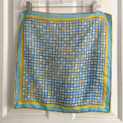 Bufanda de seda cuadrada pequeña Vera de colección 17 pulgadas azul aguamarina y amarillo patrón de rejilla cuadrada Foto 1 de 4
