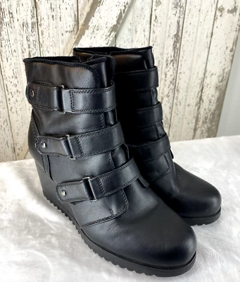 Botas de cuña de cuero vegano Khombu Lea para mujer talla 9 detalle de hebilla con cremallera lateral Foto 1 de 4