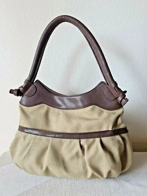 Vera Wang Simplesmente Vera Bolsa Hobo de Lona Marrom Acabamento de Couro Sintético Fecho Magnético - Imagem 1 de 4