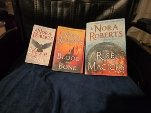 Nora Roberts Chroniken der Einen Trilogie - 2 Taschenbücher und 1 Hardcover - Bild 1 von 13