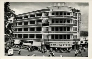 Indonesia, Java Bandung, tiendas Swarha, rickshaw, coche (1950) RPPC postal - Imagen 1 de 2