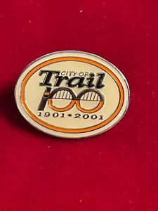 Spilla da bavero cravatta epossidica City Of Trail 100 anni 1901-2001 British Columbia 1" - Foto 1 di 2