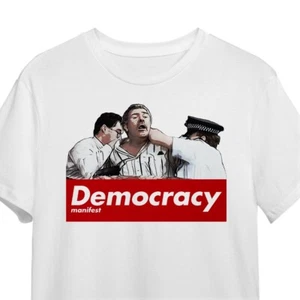 Camiseta This is Democracy Manifest Hombre Negra - Suculentas manos de comida china - Imagen 1 de 3