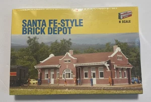 Walthers Cornerstone (N) 933-3803 depósito de ladrillos estilo Santa Fe - Kit - Imagen 1 de 4