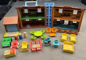 Fisher Price #952 Piccole Persone Gioca Famiglia Tudor Casa 3 Persone Mobili Auto - Foto 1 di 24