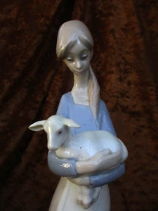 VINTAGE 1980'S "GIRL WITH LAMB" SCULPTURE BY LLADRO - Picture 1 of 6